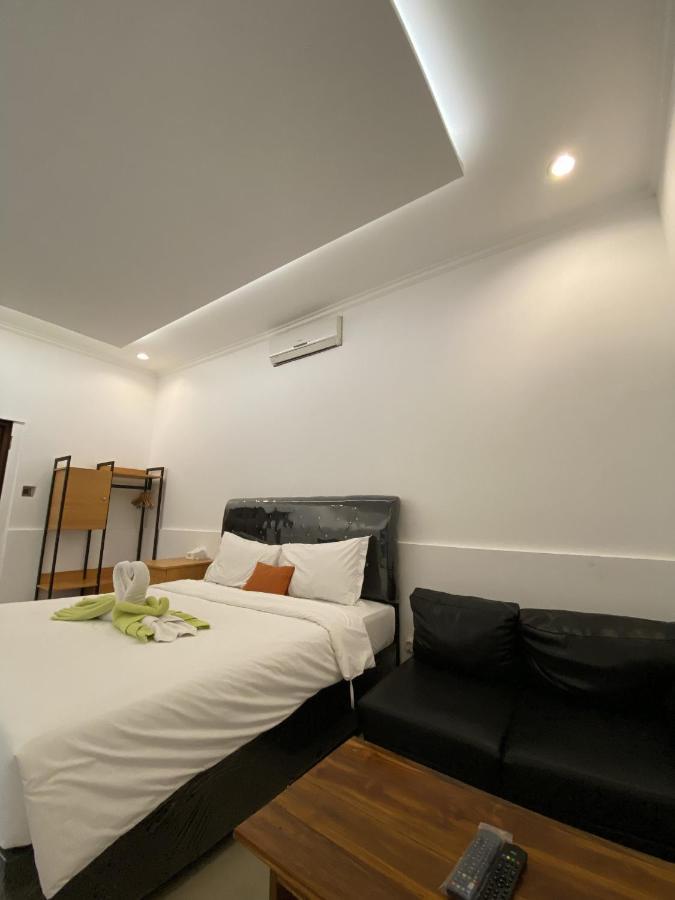 Chrome Hotel & Resort Solo Colomadu ภายนอก รูปภาพ