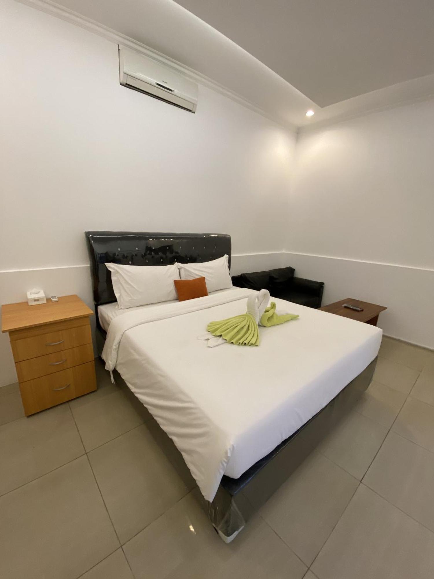 Chrome Hotel & Resort Solo Colomadu ภายนอก รูปภาพ