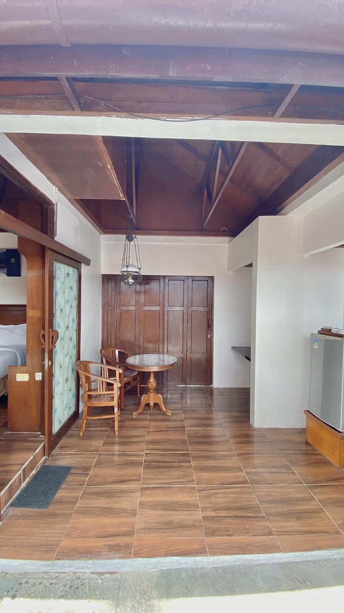 Chrome Hotel & Resort Solo Colomadu ภายนอก รูปภาพ